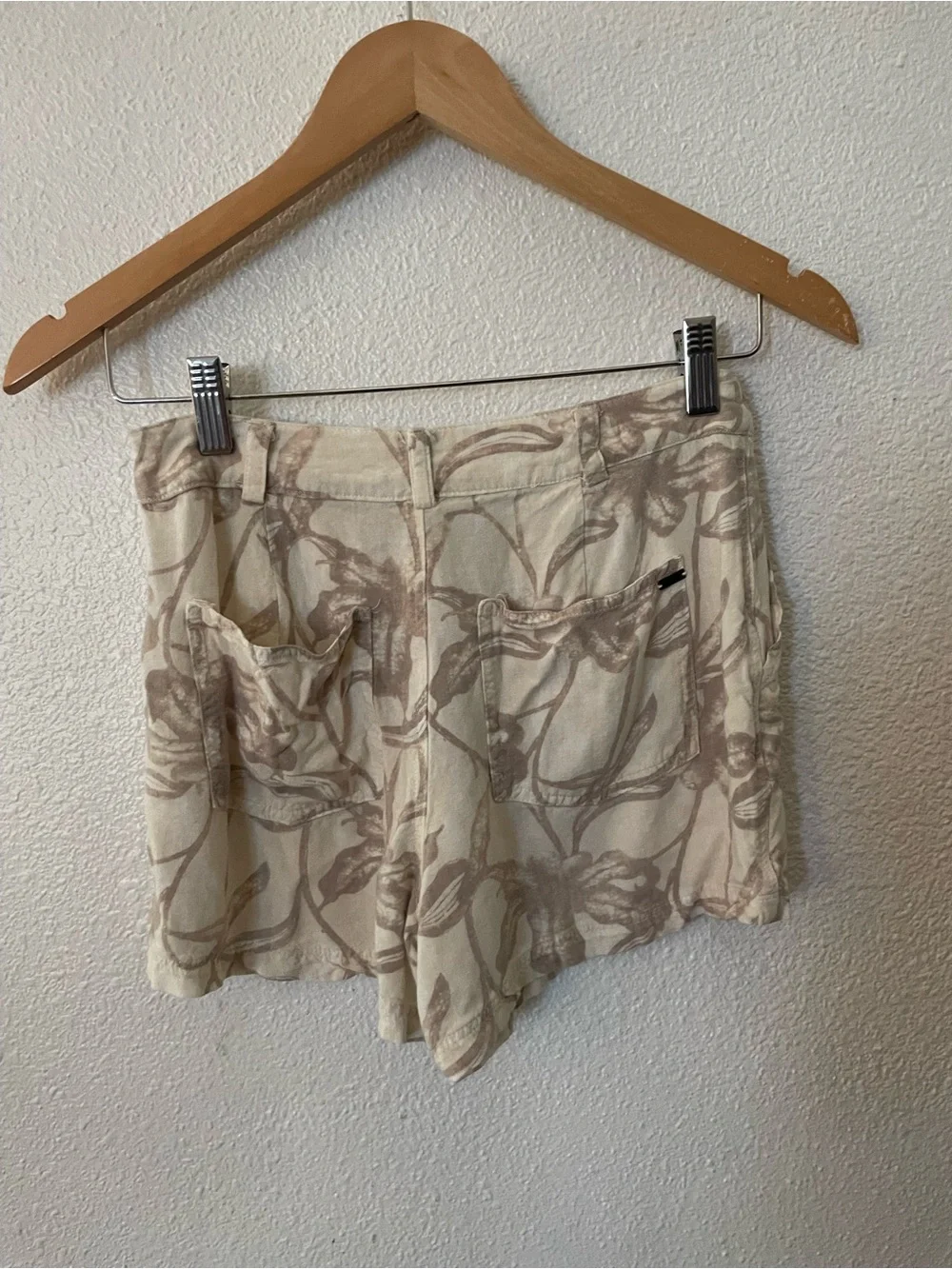 O'Neill Beige Floral High-Waist Button Shorts Size 25